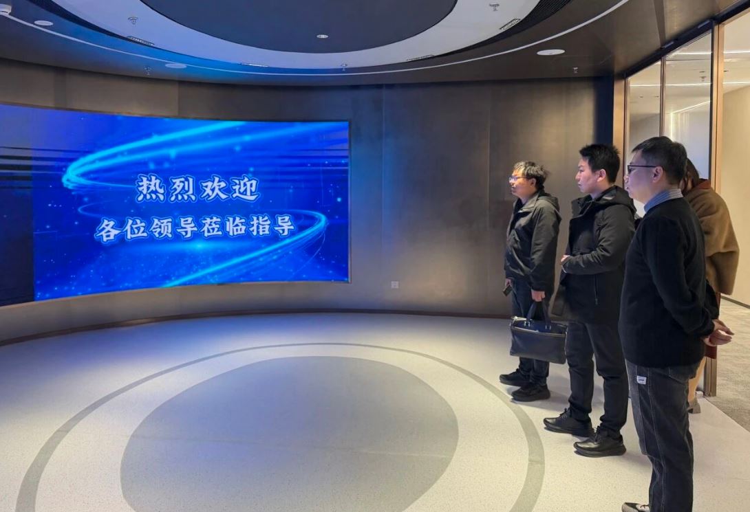 郑州高新区领导一行到访国信中健参观交流